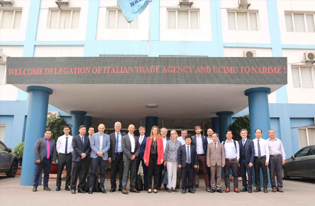 Phái đoàn các Công ty Thành viên UCIMU của Cơ quan Thương mại Ý (ITA) chụp ảnh lưu niệm khi đến thăm và làm việc với NARIME