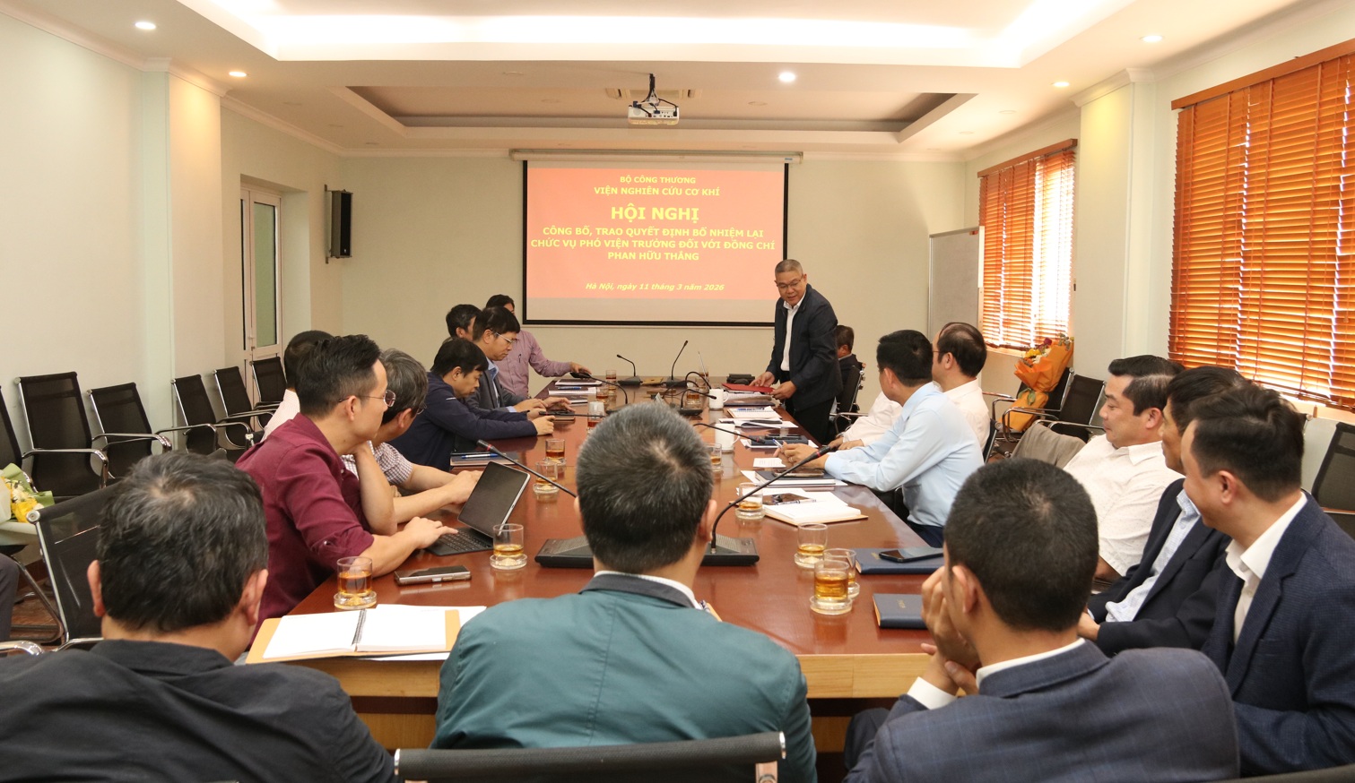 Hội nghị công bố, trao quyết định bổ nhiệm lại chức vụ Phó Viện trưởng đối với đồng chí Phan Hữu Thắng