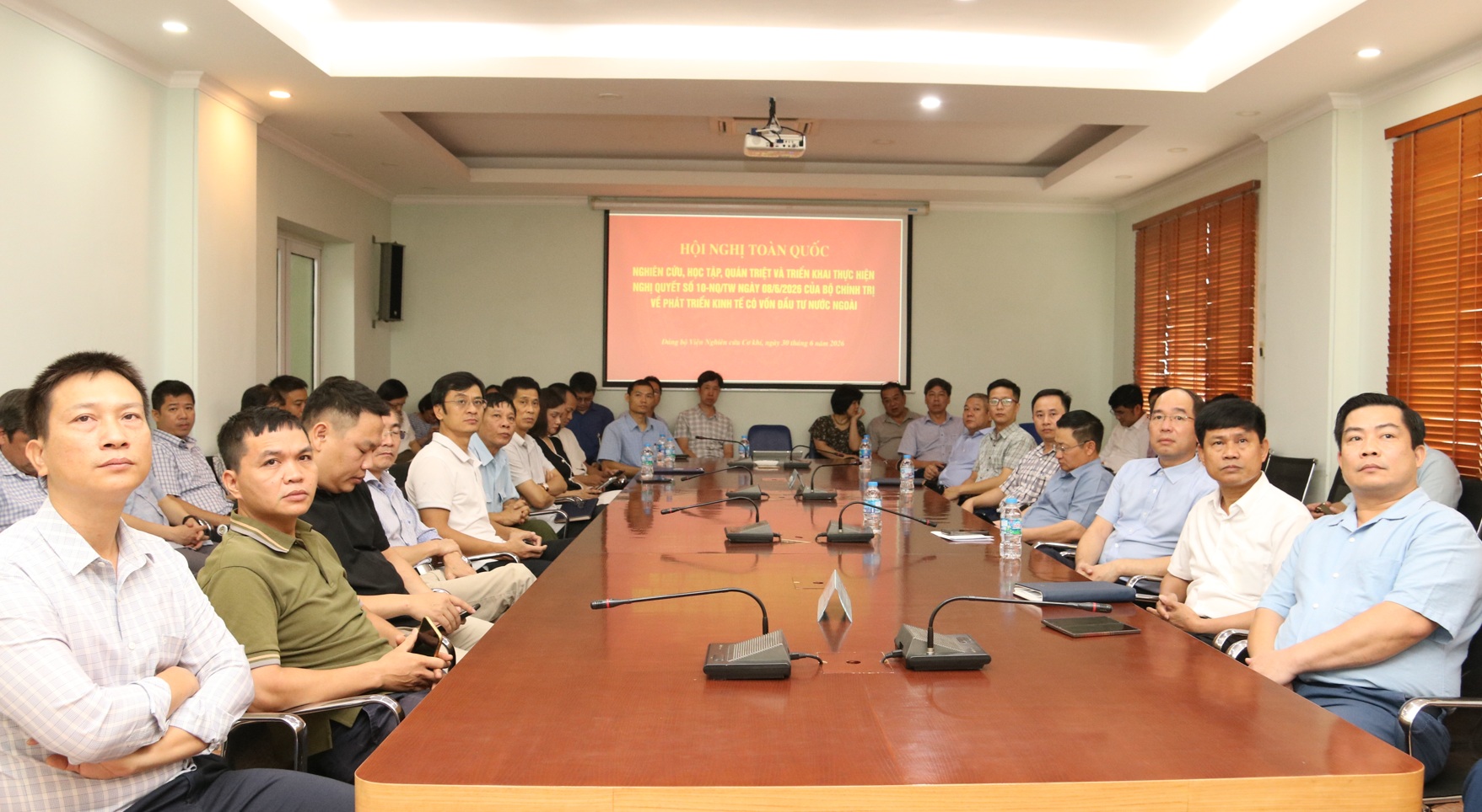 Hội nghị tiếp sóng VTV1 truyền hình trực tiếp: "Hội nghị toàn quốc nghiên cứu, học tập, quán triệt và triển khai thực hiện Nghị quyết so 10-NQ/TW của Bộ Chính trị về phát triển kinh tế có vốn đầu tư nước ngoài"