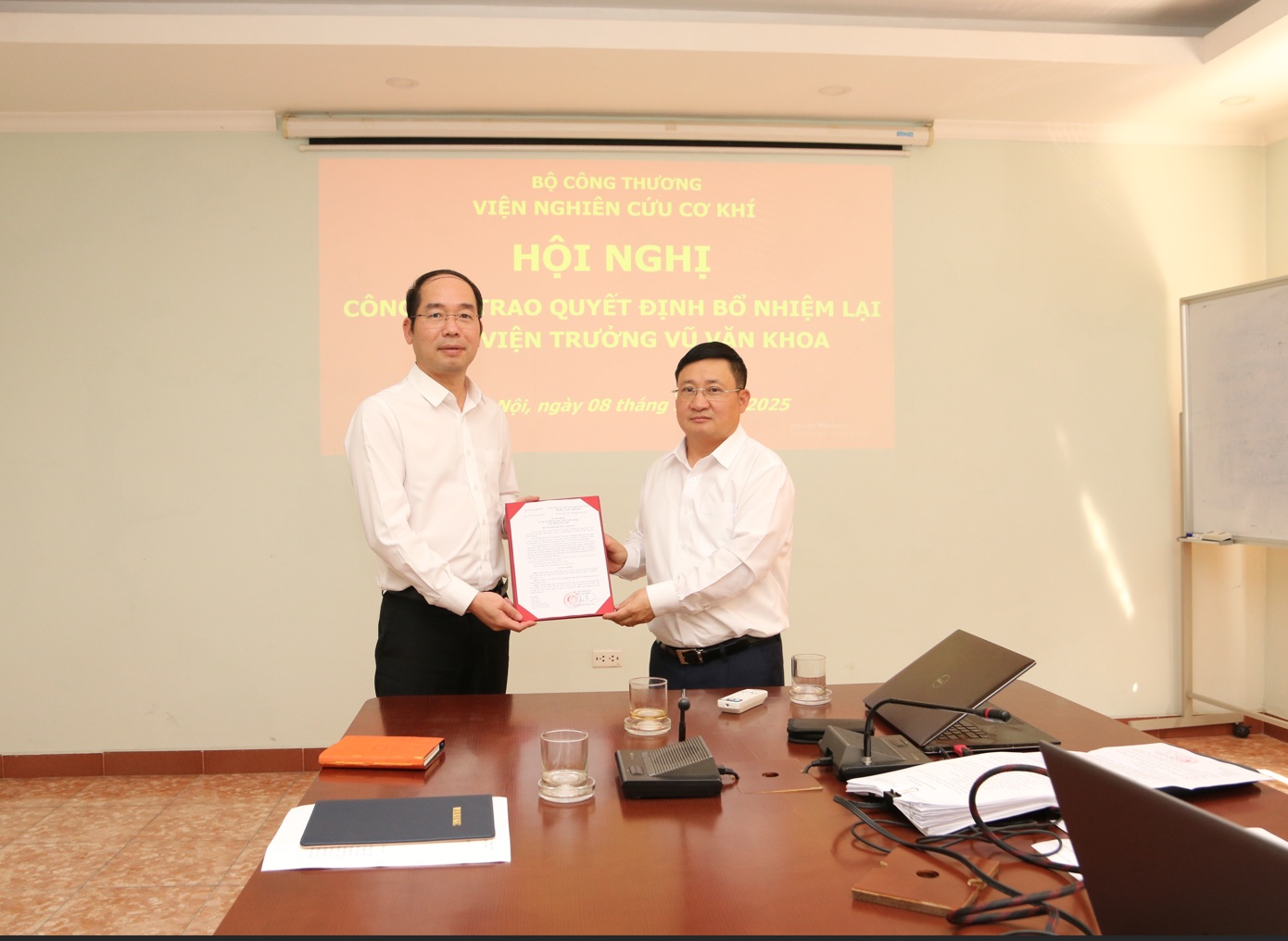 Hội nghị công bố, trao quyết định bổ nhiệm lại chức vụ Phó Viện trưởng đối với đồng chí Vũ Văn Khoa